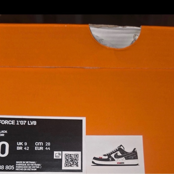 Louis Vuitton Black and White Men's Sneakers - Picture 4 of 5